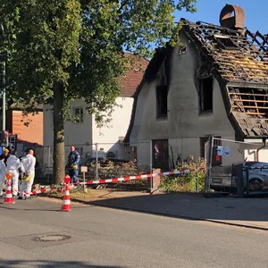 Brandermittler stehen vor dem Haus an der Elmshorner Straße.
