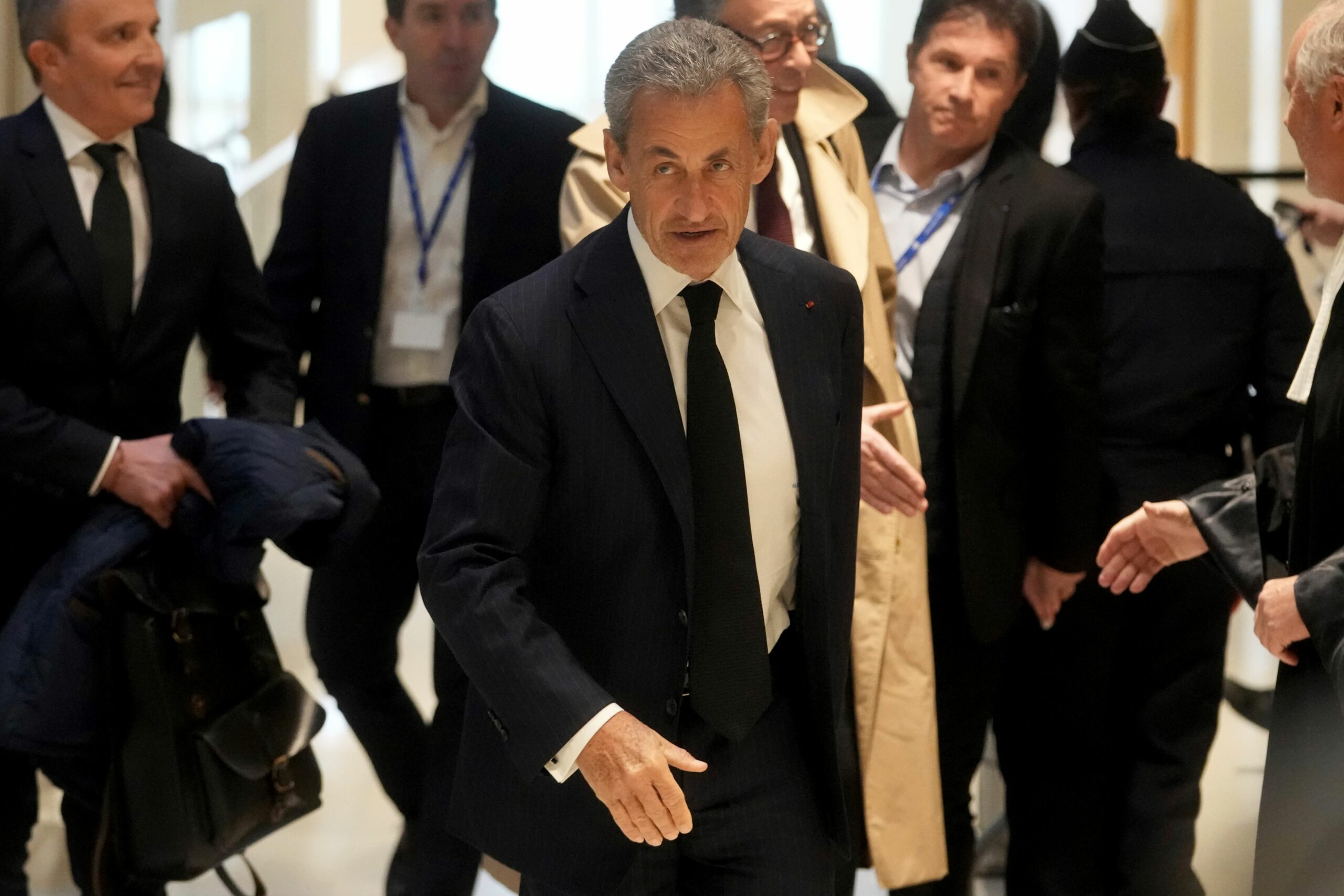 Der ehemalige französische Präsident Nicolas Sarkozy trifft in Paris ein, um sich vor Gericht zu verantworten (Archivbild vom Januar 2025).
