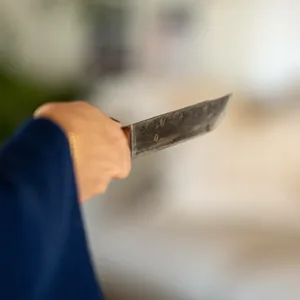 Eine Frau hält ein Messer in der Hand (Symbolfoto)