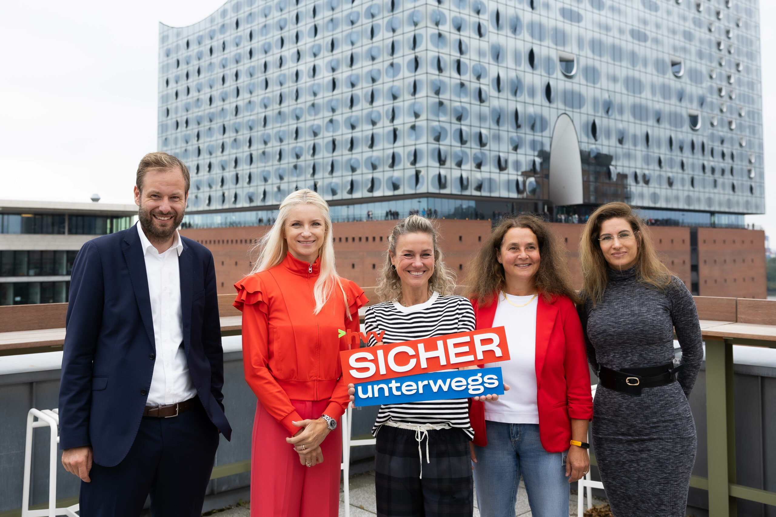 Stellten die neue Kampagne vor: Verkehrssenator Anjes Tjarks (Grüne), HVV Chefin Anna-Theresa Korbutt, Markenbotschafterin und Schauspielerin Rhea Harder-Vennewald, Christiane Wagner von der Polizei und Adelina Michalk vom Weißen Ring.