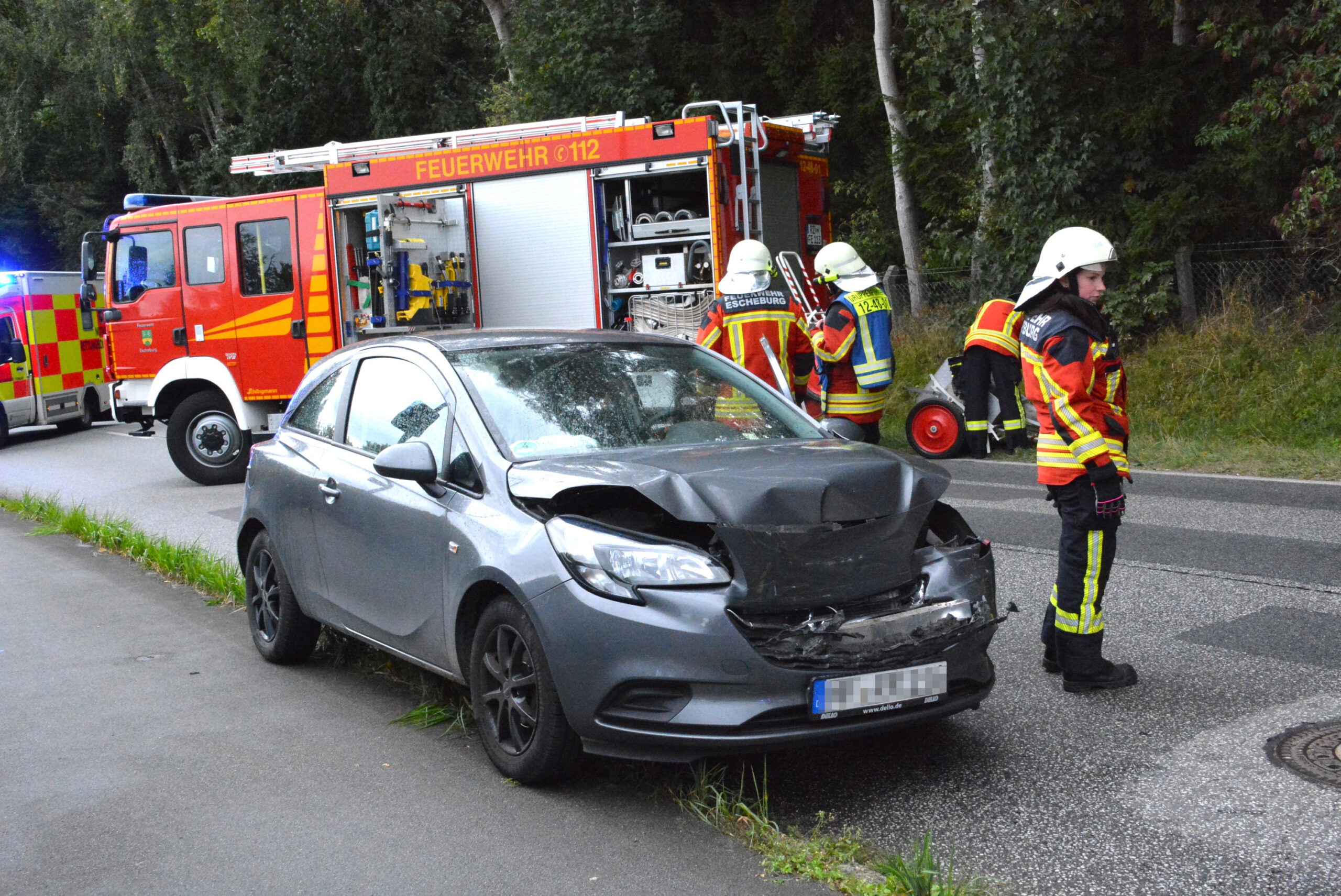 Der beschädigte graue Opel steht am Straßenrand.
