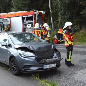 Der beschädigte graue Opel steht am Straßenrand.