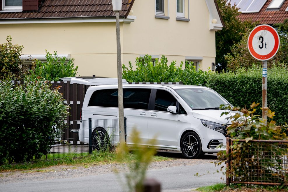 Leichenwagen in der Nähe des Tatortes in Oldenburg.