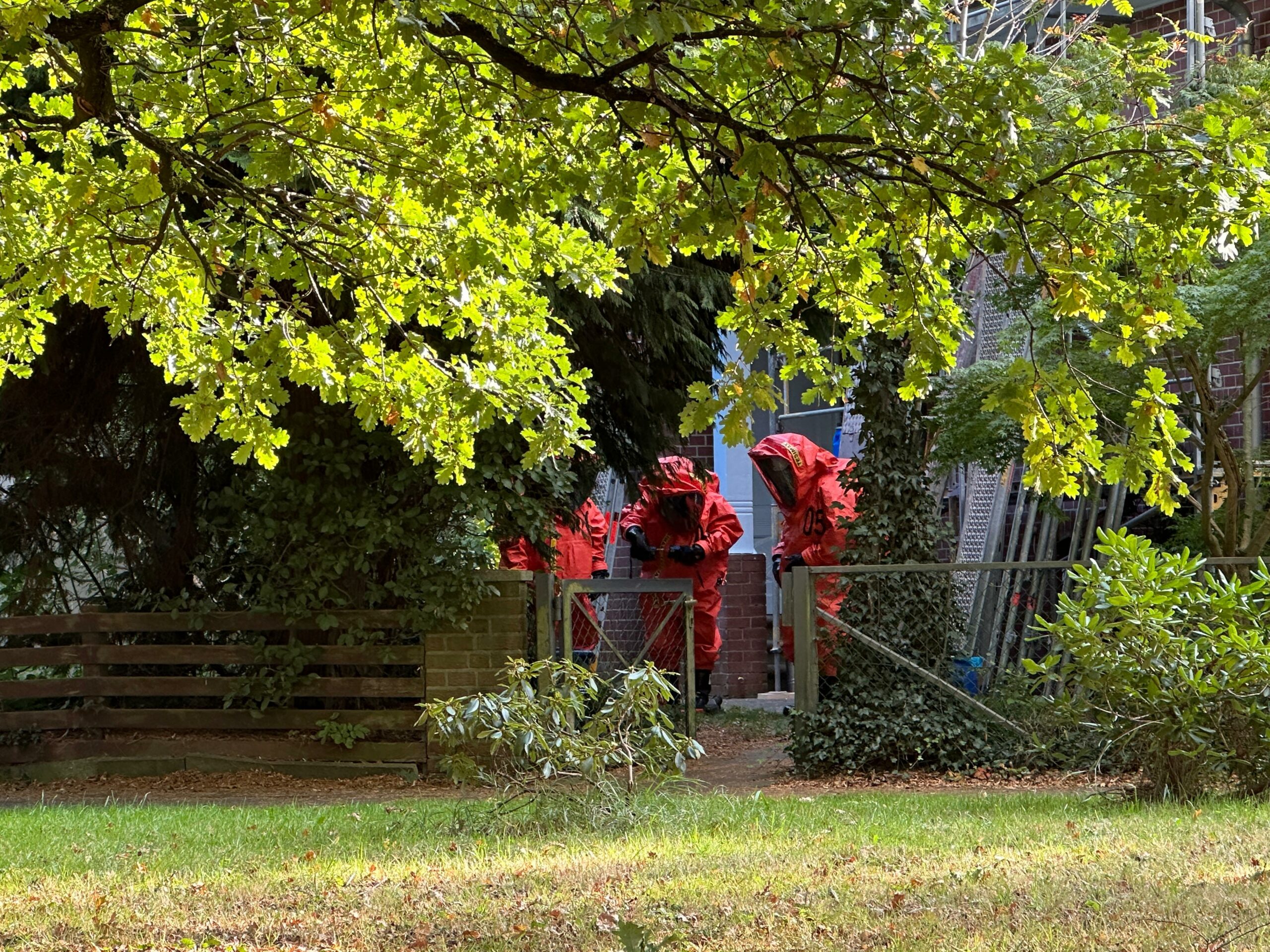 Feuerwehrleute in Schutzanzügen