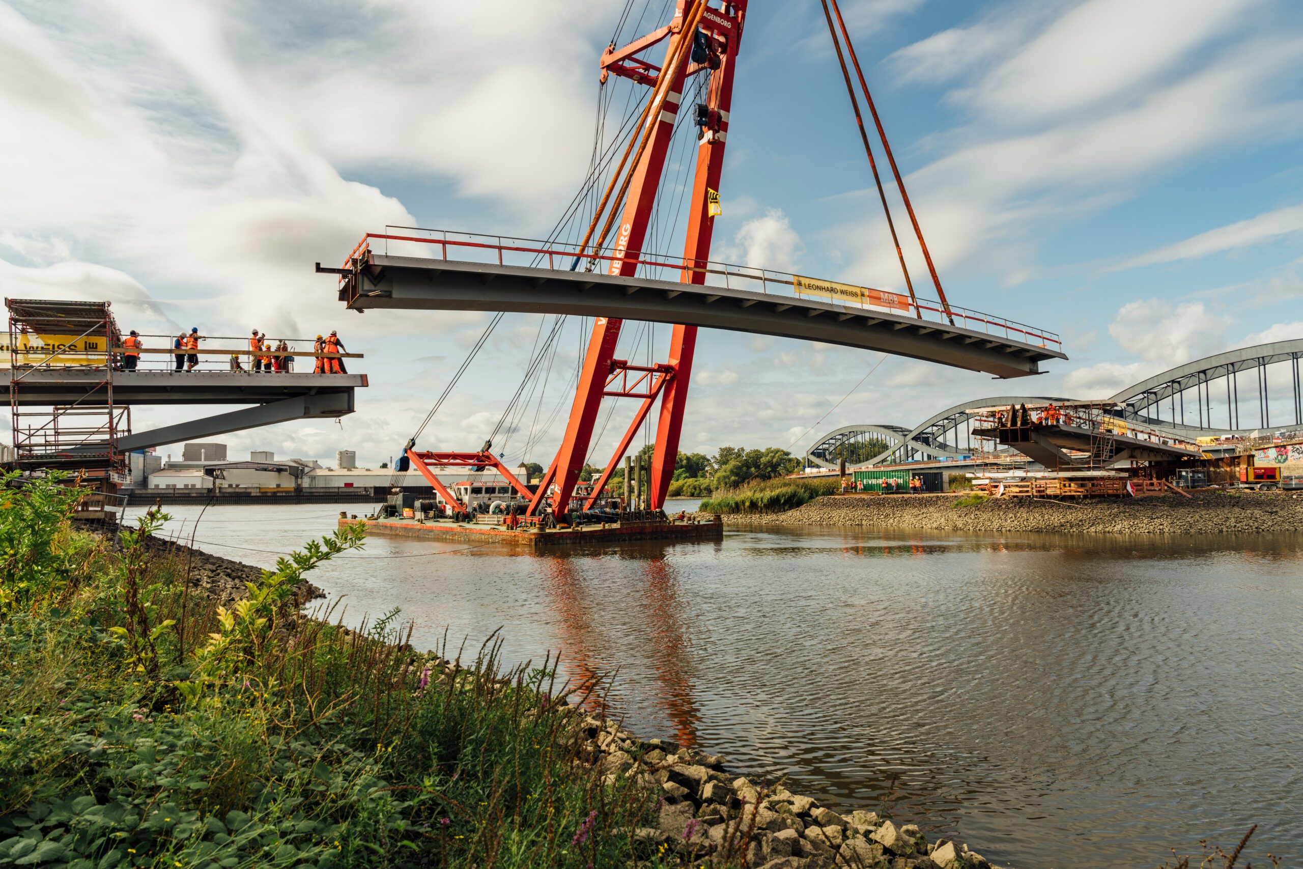 Ein Schwimmkran platzierte am Donnerstag das Mittelsegment der neuen Brücke Entenwerder.