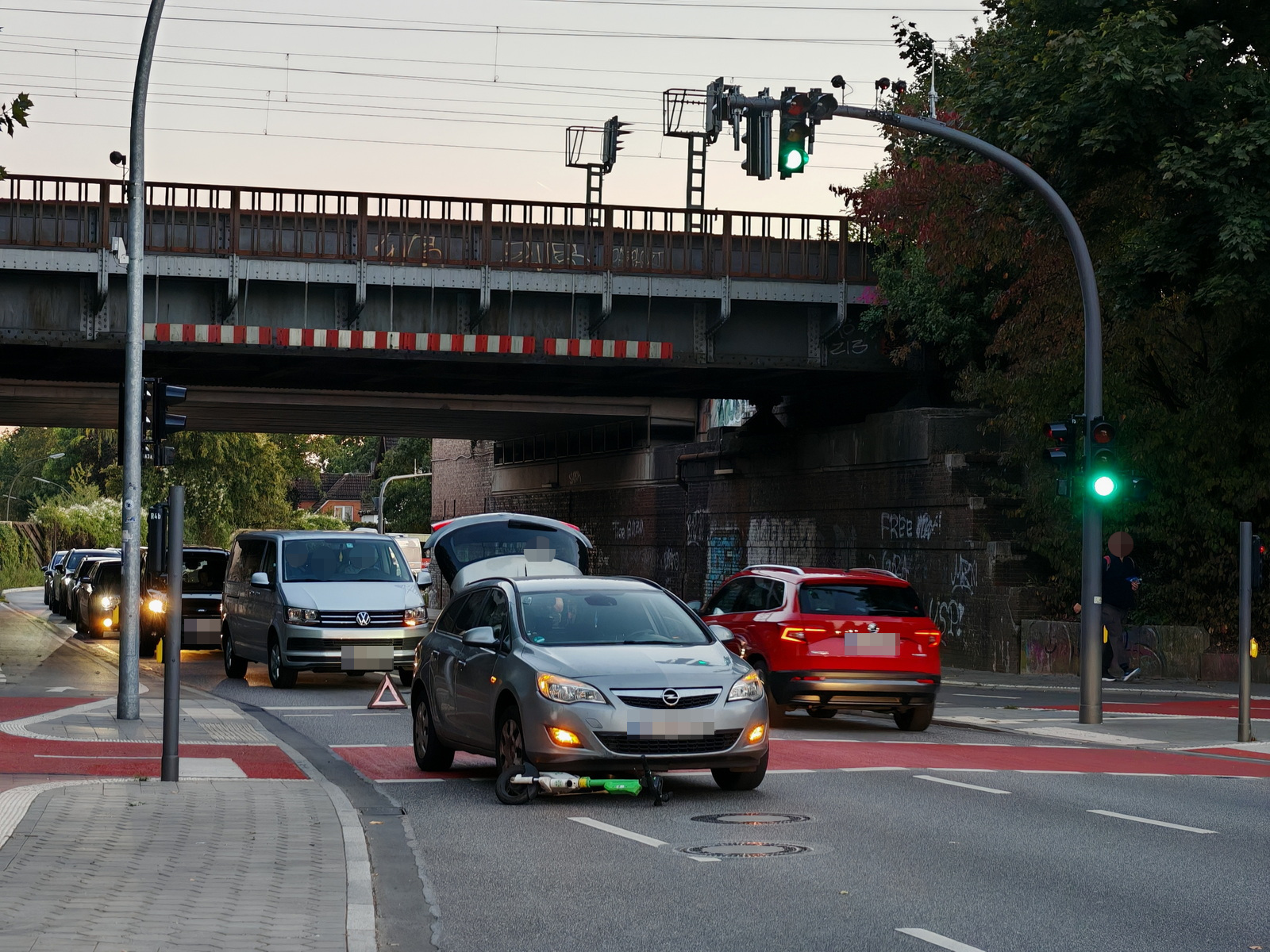 Die 14-Jährige soll mit ihrem E-Scooter über rot gefahren sein. Nach dem Crash geriet der Roller unter das Auto.