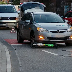 Die 14-Jährige soll mit ihrem E-Scooter über rot gefahren sein. Nach dem Crash geriet der Roller unter das Auto.