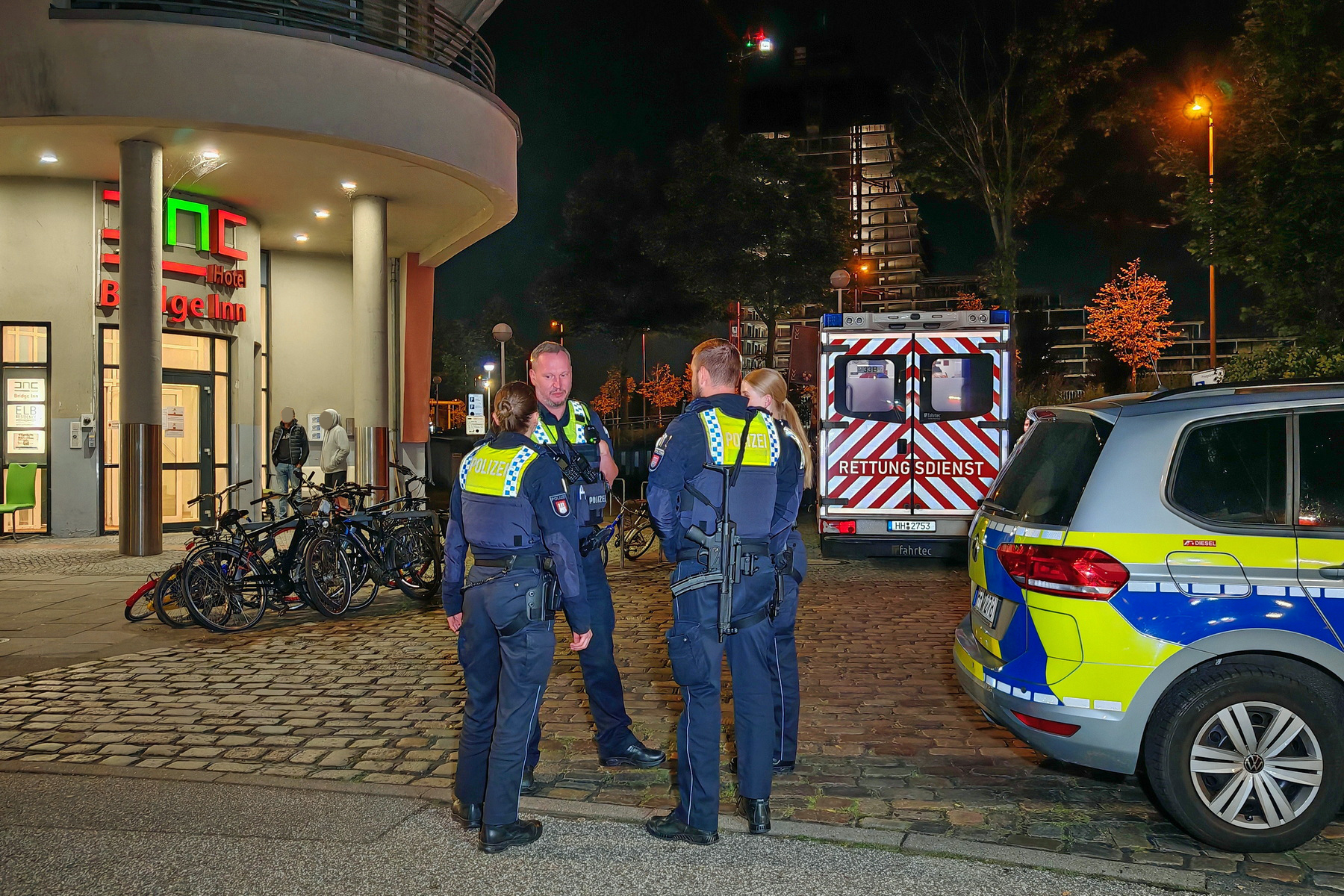 Bei einem Streit vor dem als Flüchtlingsunterkunft genutzten Hotel „Bridge Inn“ sind in der Nacht zu Dienstag zwei Jugendliche verletzt worden.