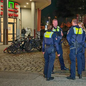 Bei einem Streit vor dem als Flüchtlingsunterkunft genutzten Hotel „Bridge Inn“ sind in der Nacht zu Dienstag zwei Jugendliche verletzt worden.