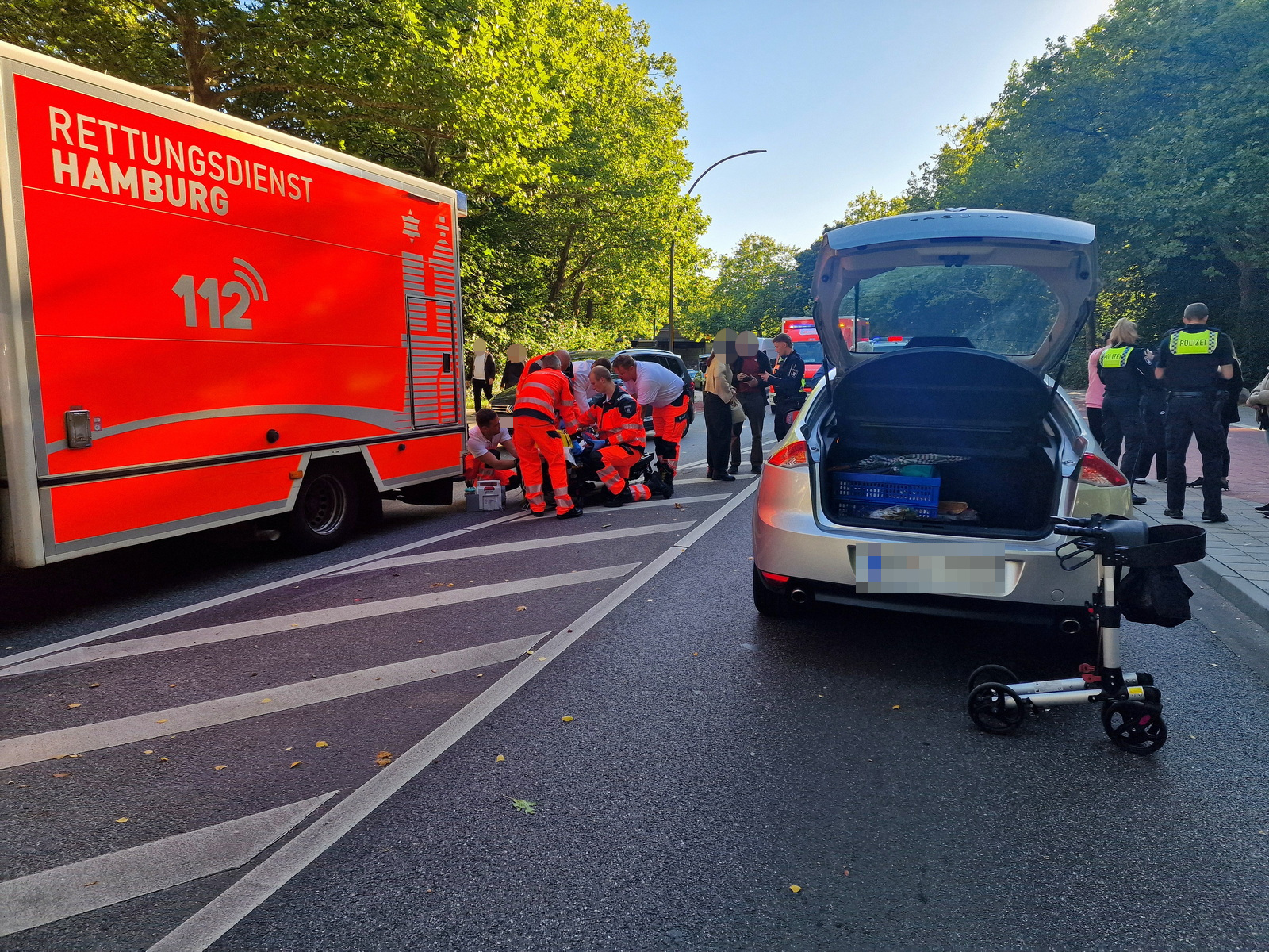 Rettungssanitäter versorgen den angefahrenen Jungen