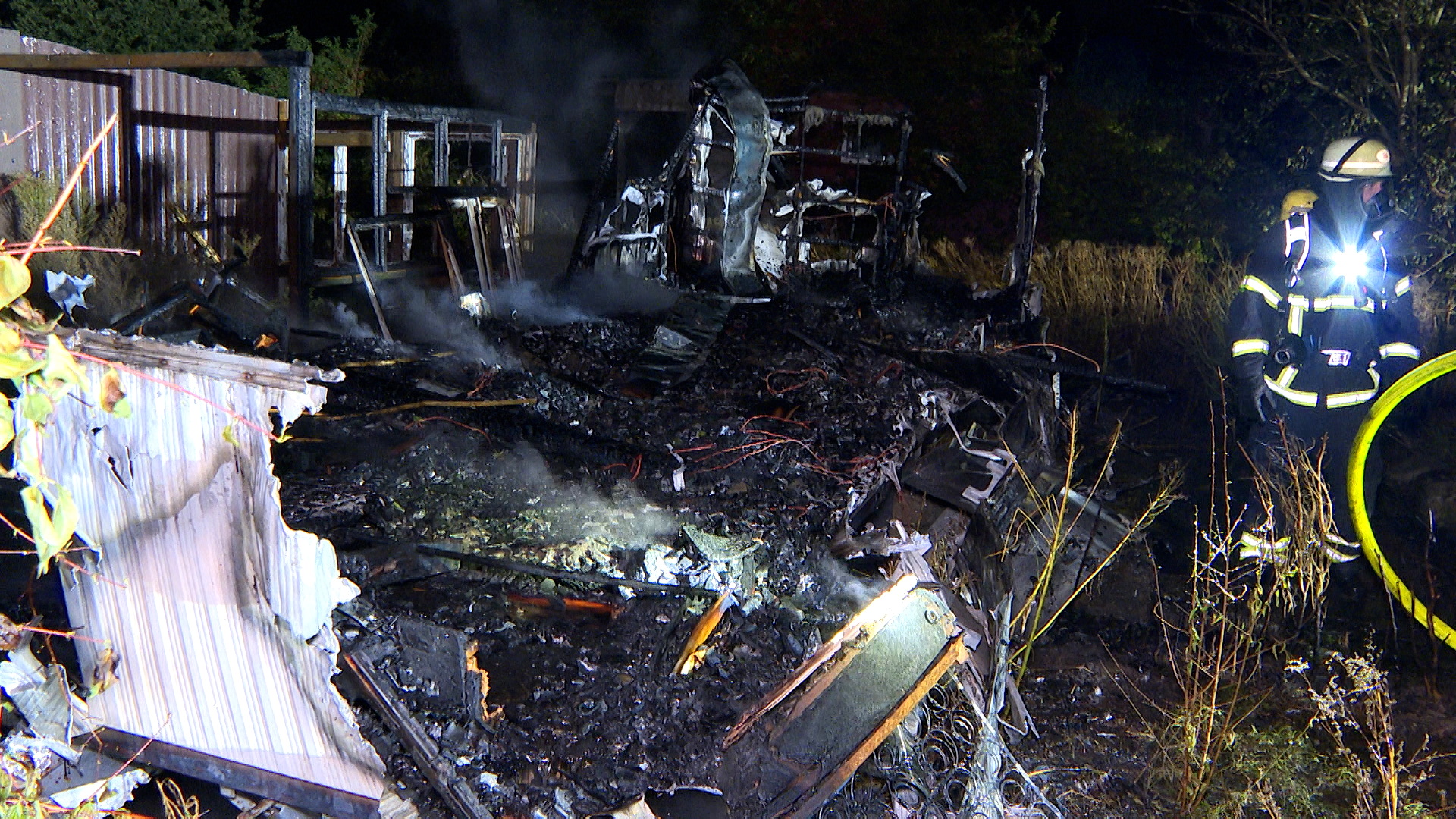 Die Gartenlaube in Neugraben-Fischbek brannte komplett ab.