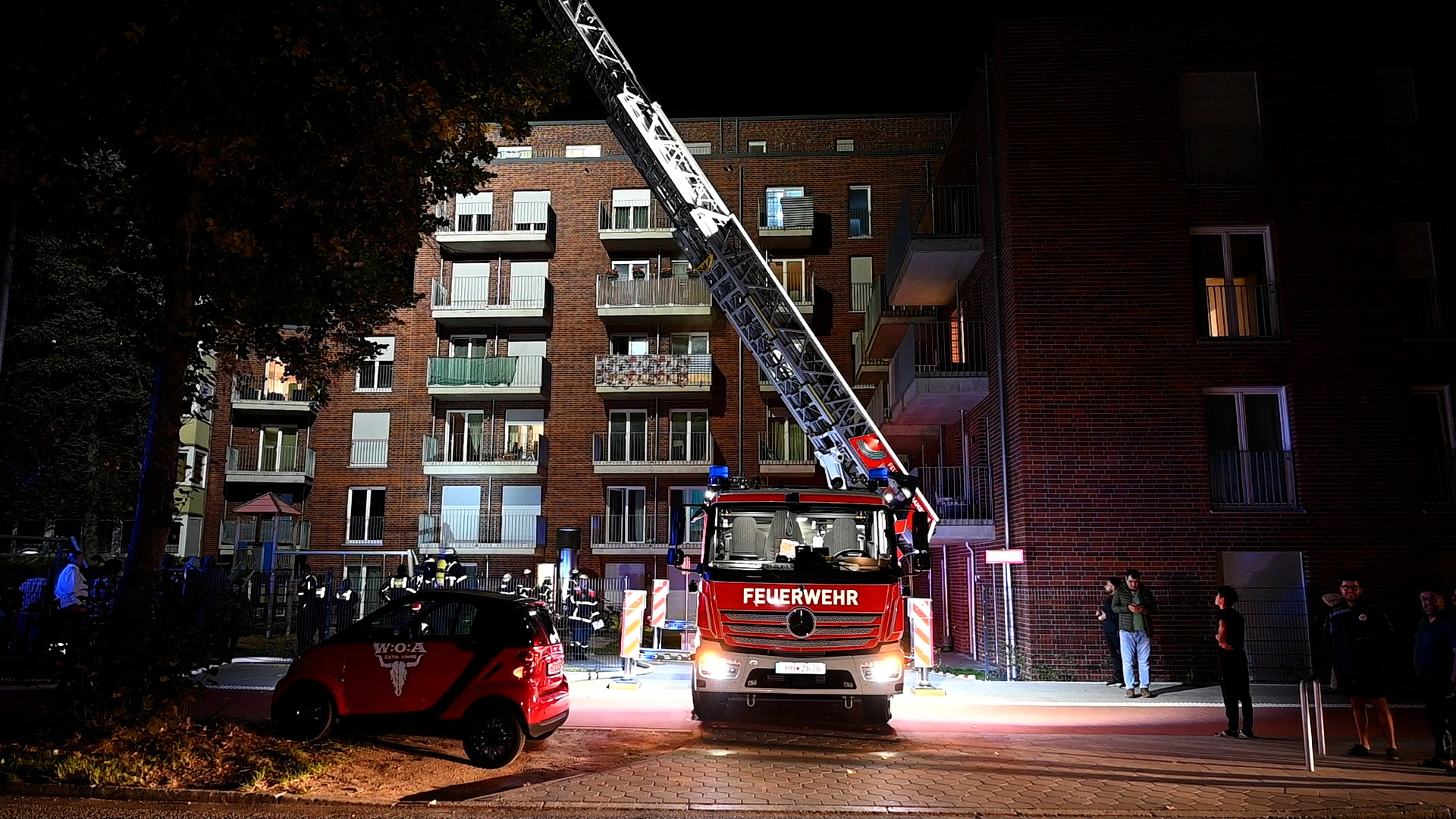 Brennende heizdecke sorgt für Feuerwehreinsatz in jenfeld – ein Man verletzt in Klinik