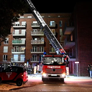 Brennende heizdecke sorgt für Feuerwehreinsatz in jenfeld – ein Man verletzt in Klinik