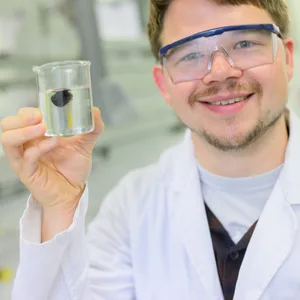 Dennis Kollofrath, wissenschaftlicher Mitarbeiter am Institut für Anorganische Chemie, zeigt ein Hydrogel in einem Reagenzglas.