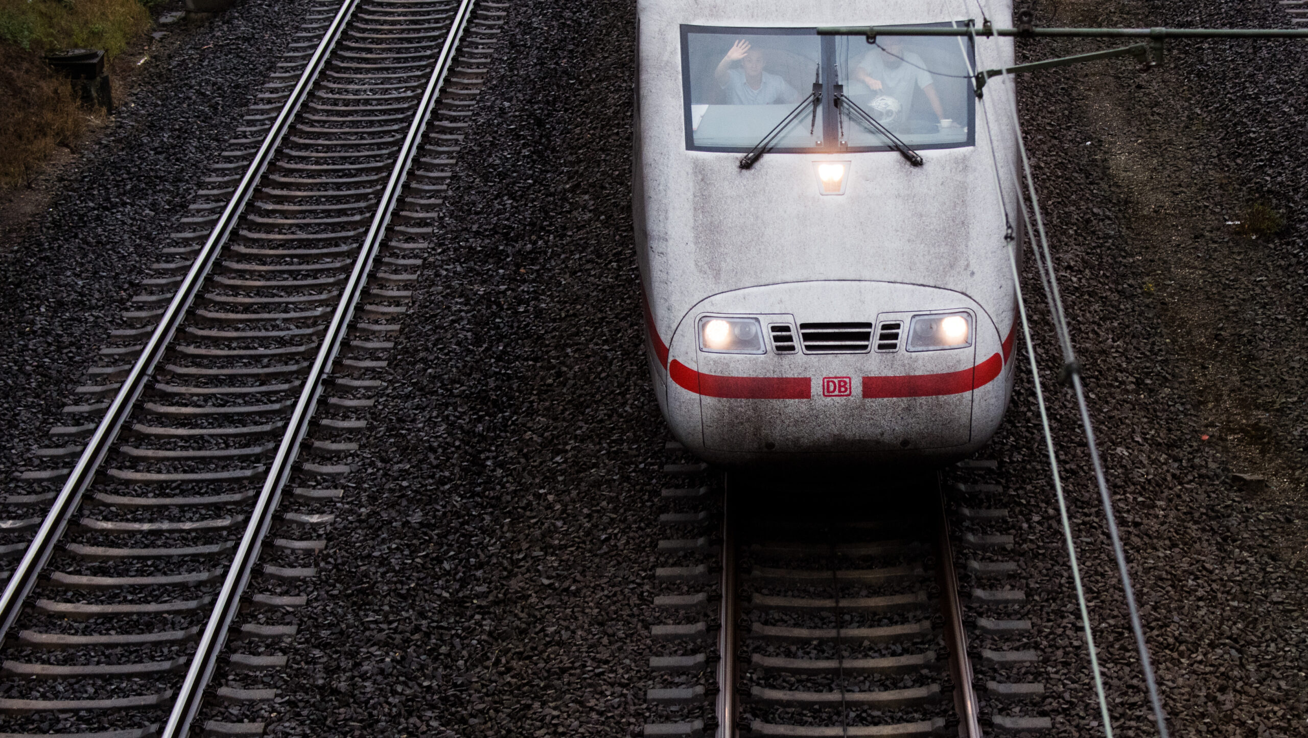 Ein ICE fährt über die Bahnstrecke Hannover-Göttingen. (Symbolbild)