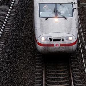 Ein ICE fährt über die Bahnstrecke Hannover-Göttingen. (Symbolbild)