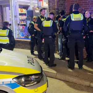 Gruppe von Polizisten vor einem Kiosk