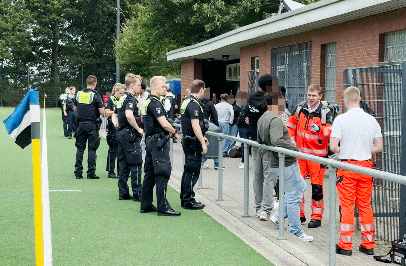 Die Polizei musste bei dem Spiel in Harburg eingreifen.