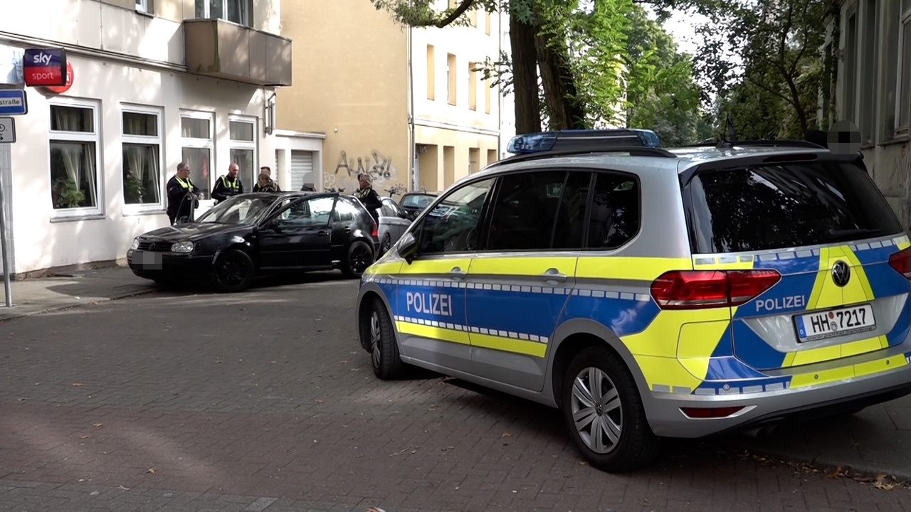 Der schwarze VW Golf in der Eddelbüttelstraße. Von hier aus flüchteten die Insassen zu Fuß.