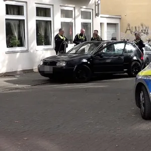 Der schwarze VW Golf in der Eddelbüttelstraße. Von hier aus flüchteten die Insassen zu Fuß.