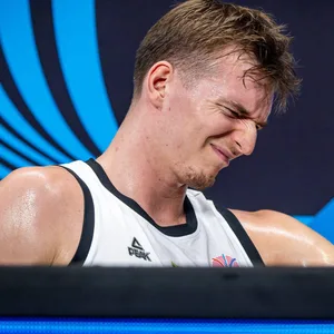 Justsu Hollatz sitzt mit schmerzverzerrtem Gesicht am Spielfeldrand
