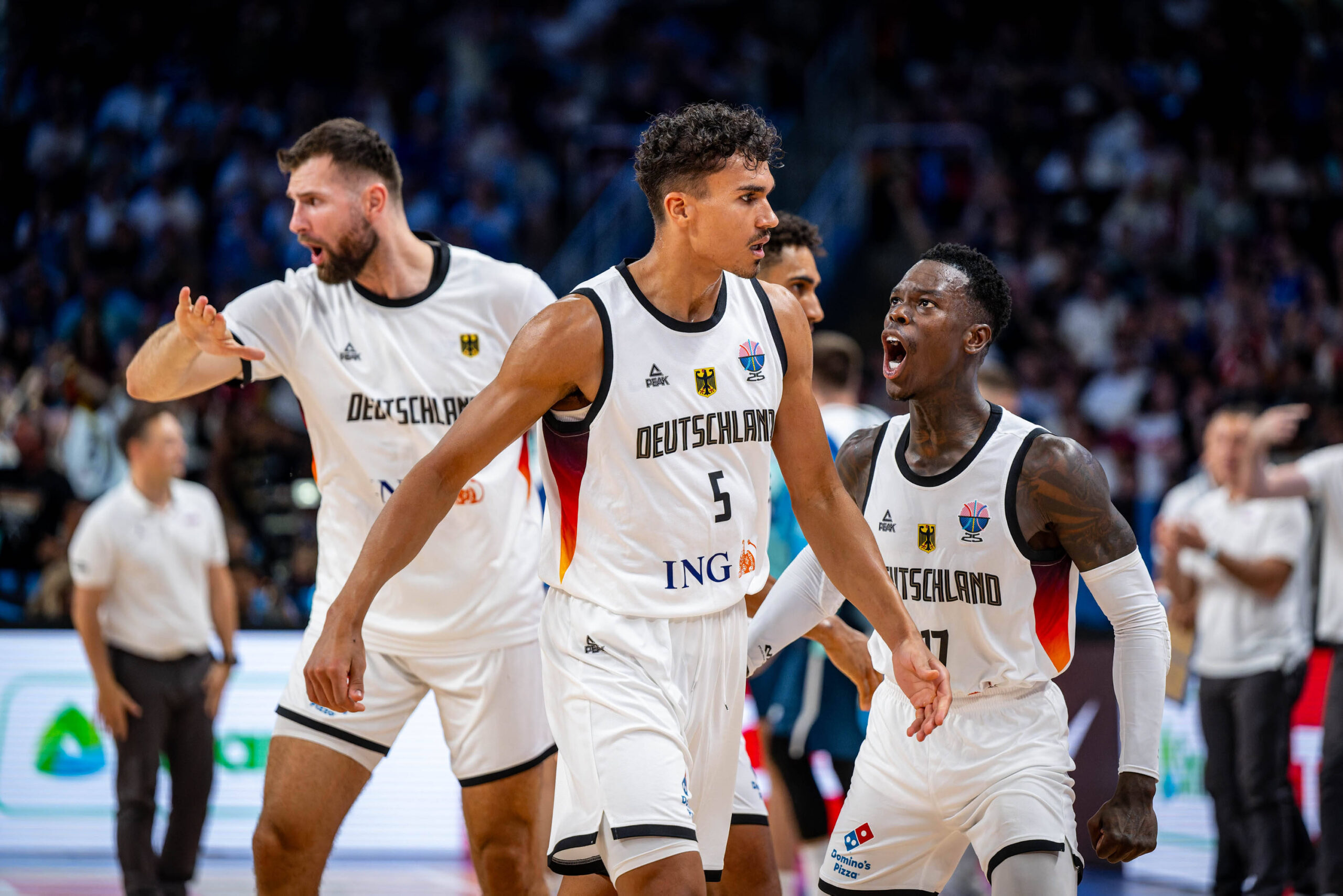 Dennis Schröder schreit Tristan da Silva nach dessen Traumwurf freudig an