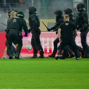 Polizei-Einsatz gegen randalierende Fans des Halleschen FC