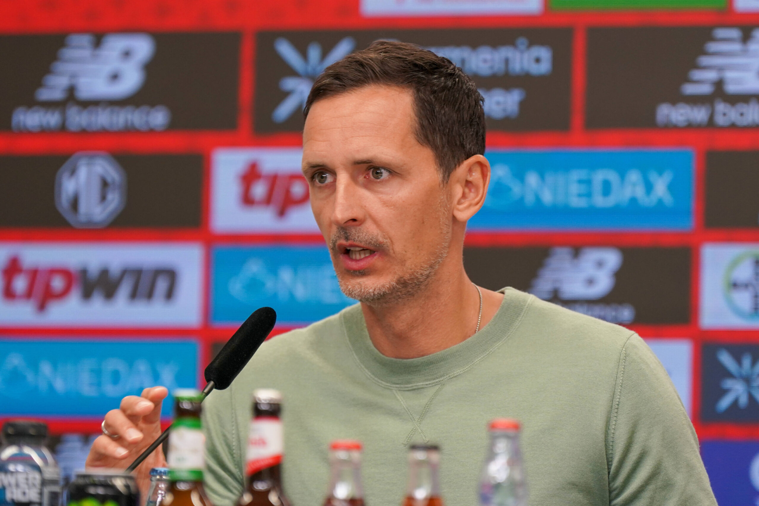 Eintracht-Trainer Dino Toppmöller bei der Pressekonferenz nach dem Spiel in Leverkusen