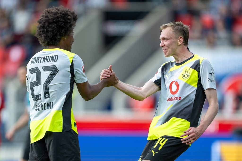 Maximilian Beier bedankt sich nach seinem Tor zum 2:0 bei Vorlagengeber Karim Adeyemi