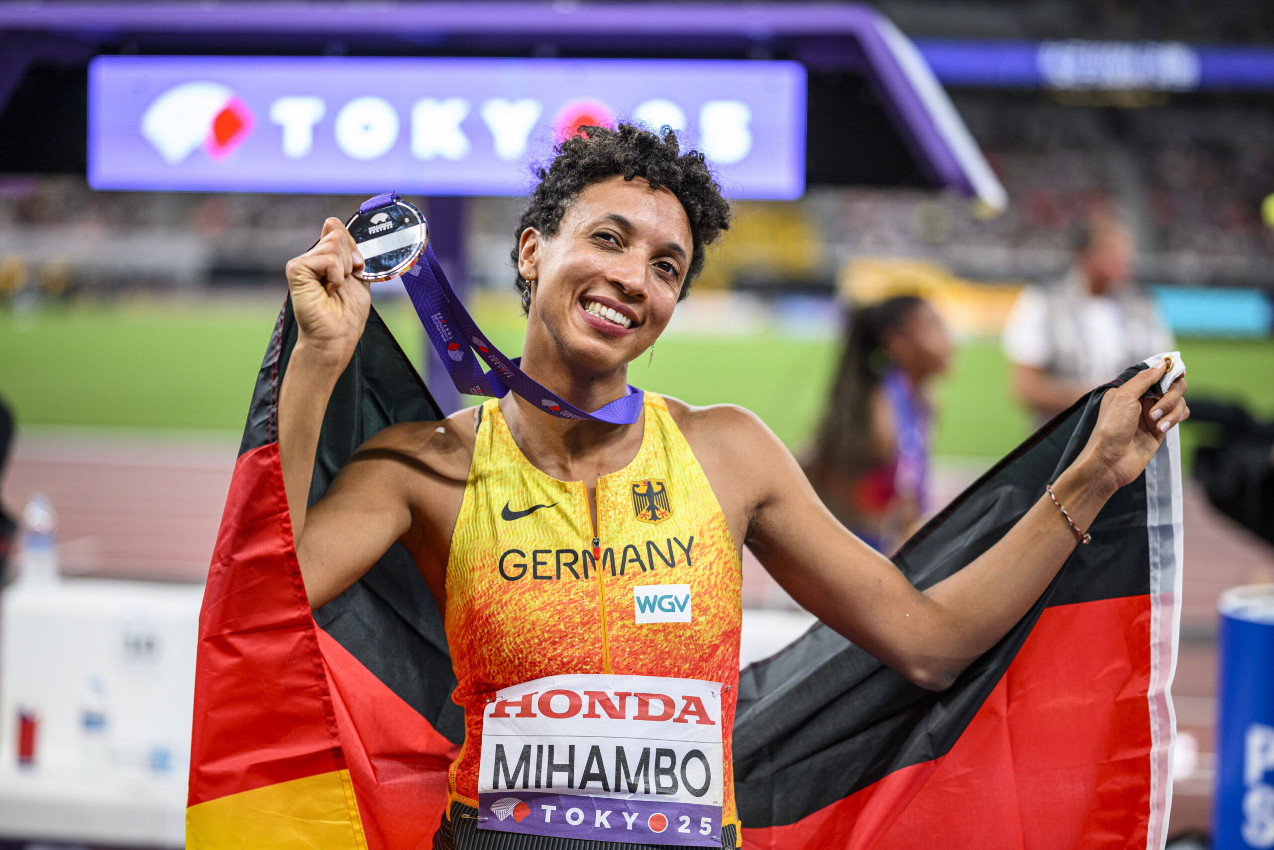 Malaika Mihambo feiert ihre Silbermedaille bei der WM in Tokio