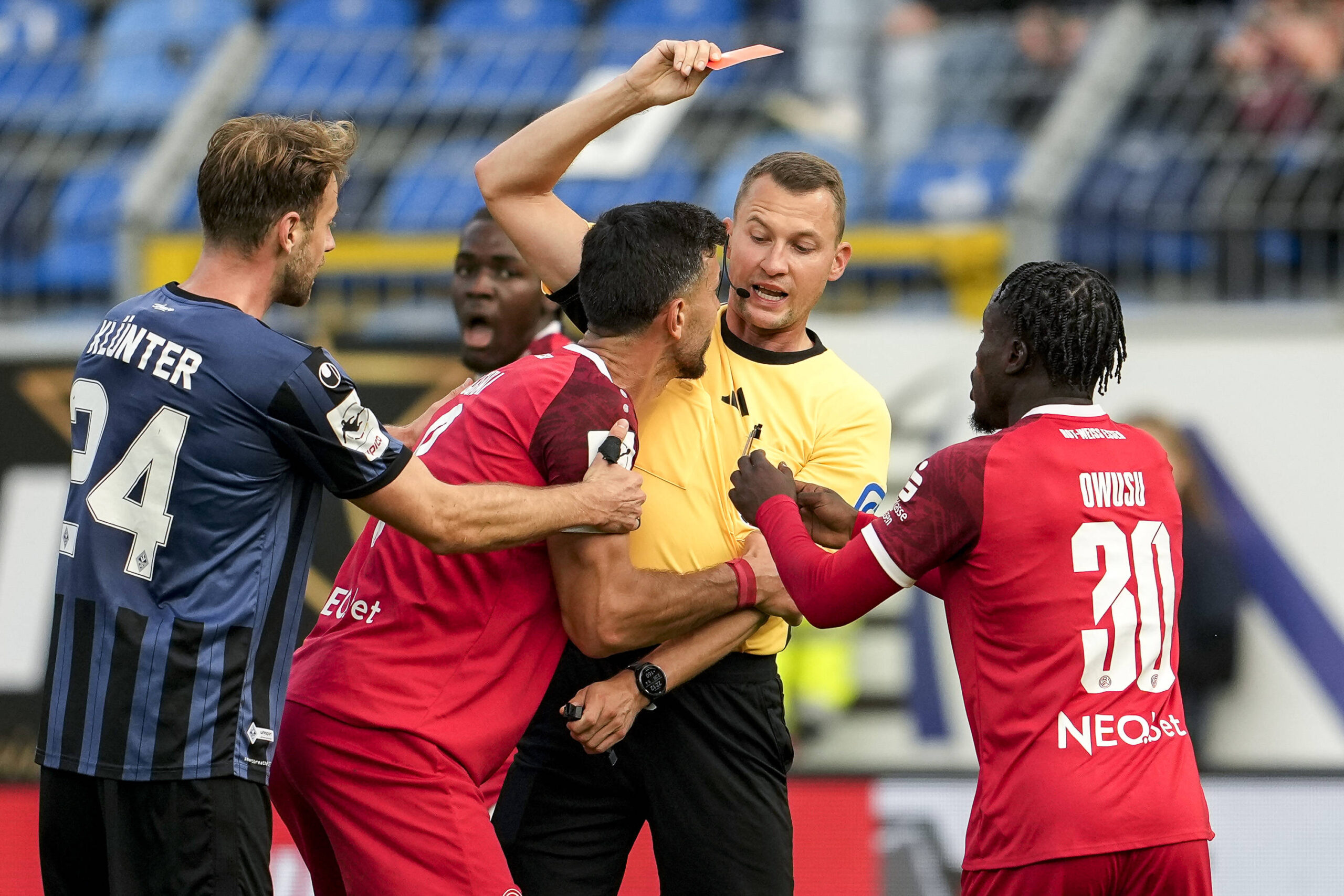 Schiedsrichter Florian Lechner zeigt Klaus Gjasula die Rote Karte. Der reagiert ungehalten.