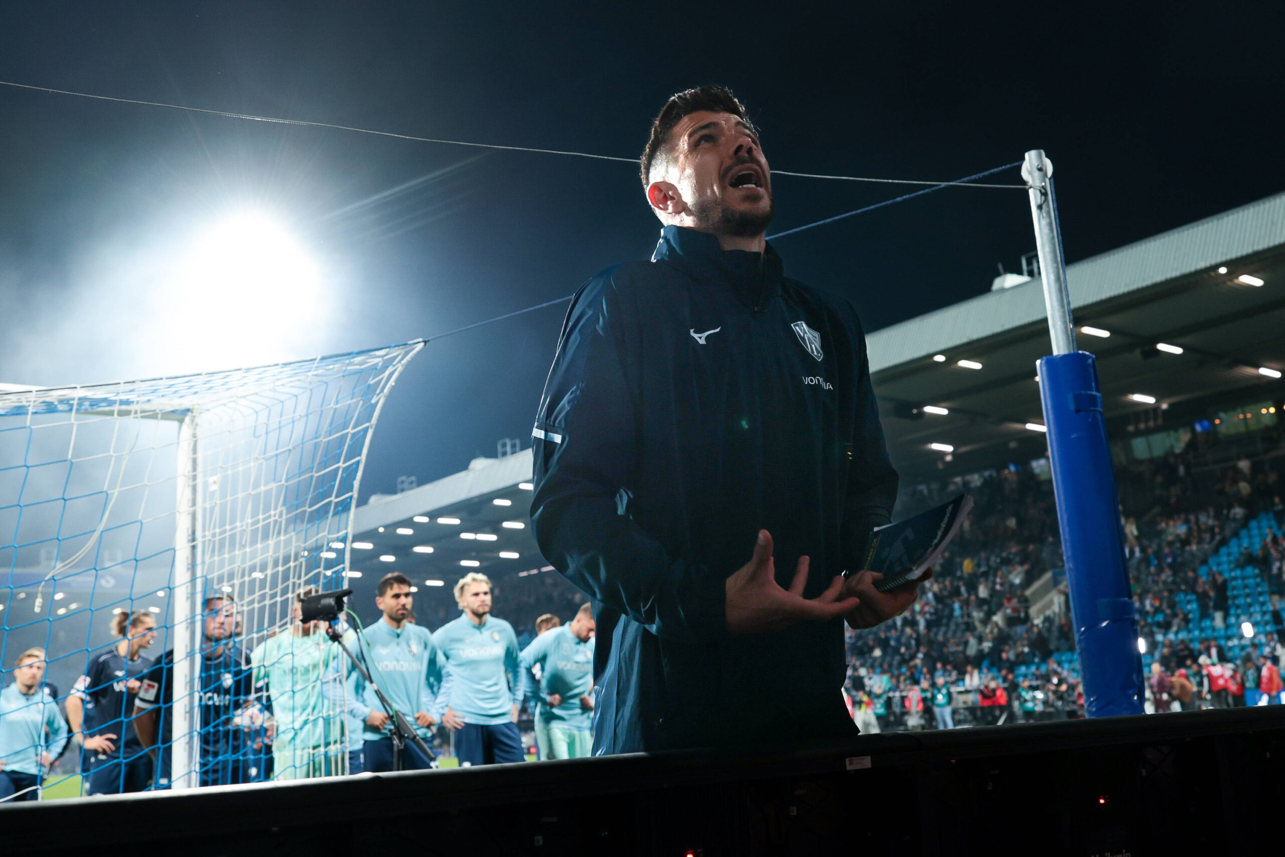 Bochums Spieler treten vor die enttäuschten Fans