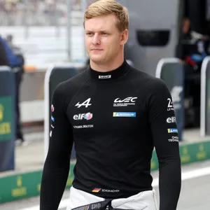 Mick Schumacher läuft in Fuji durch die Boxengasse