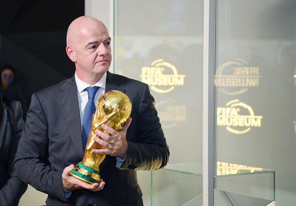 Gianni Infantino mit dem WM-Pokal