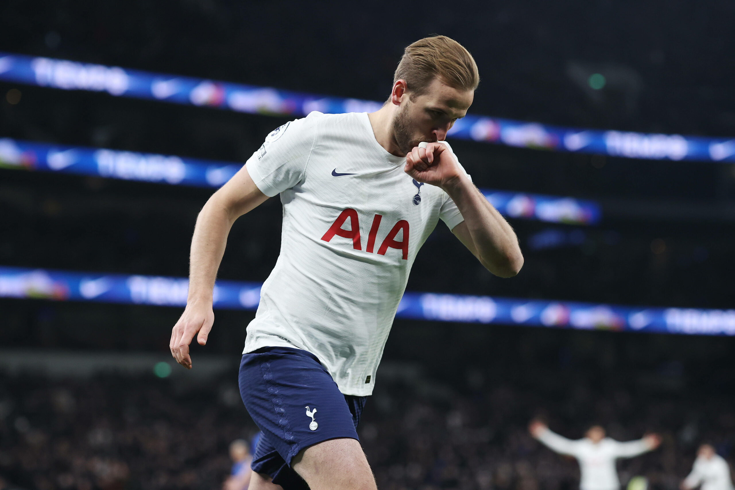 Harry Kane küsst seine Hand im Tottenham Trikot.