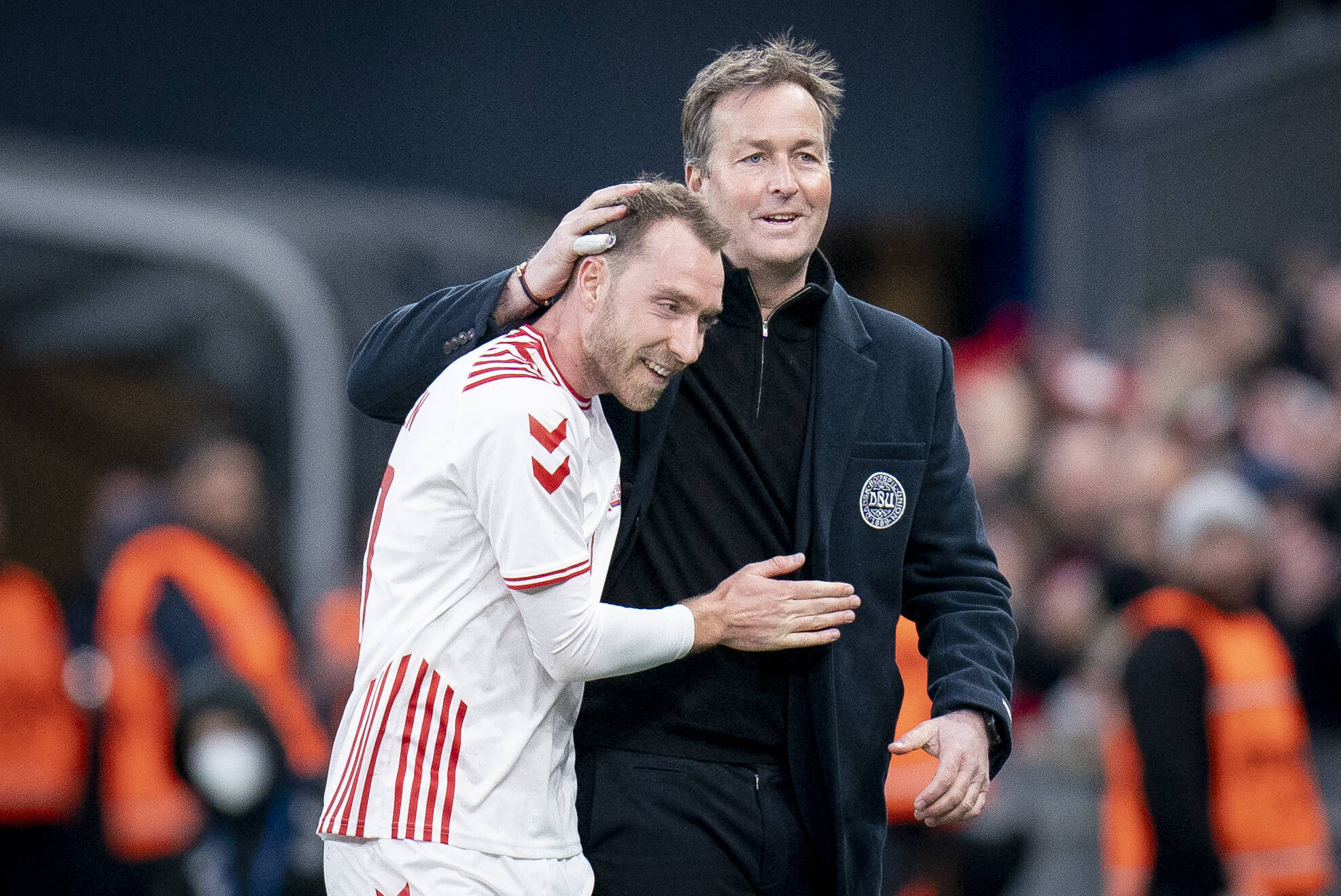 Kasper Hjulmand umarmt Christian Eriksen
