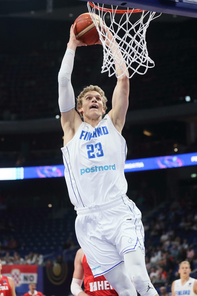 Lauri Markkanen beim Dunk.