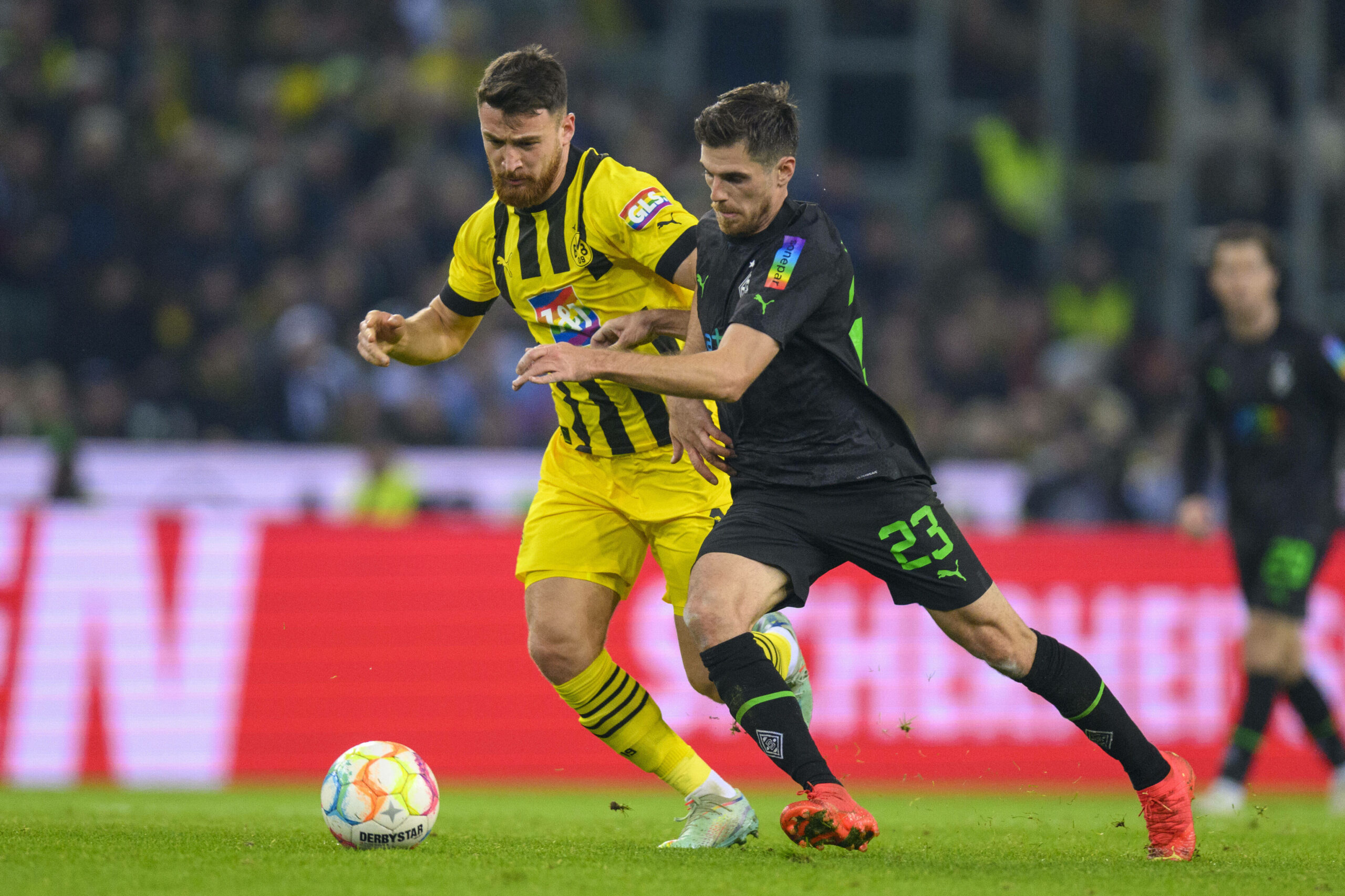 Salih Özcan in einem Zweikampf mit Jonas Hofmann