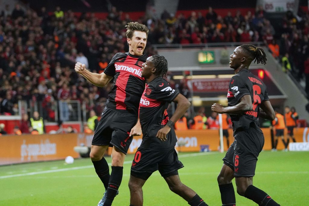 Jonas Hofmann jubelnd neben (Ex-)Teamkollegen Jeremie Frimpong