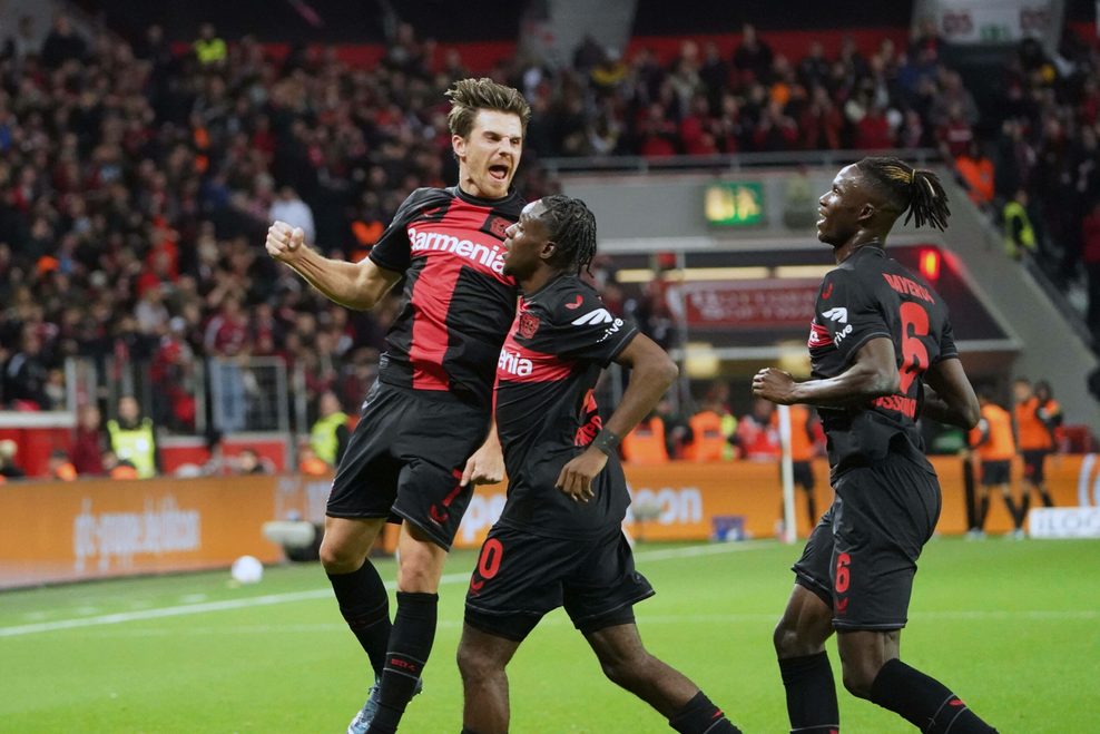 Jonas Hofmann jubelnd neben (Ex-)Teamkollegen Jeremie Frimpong