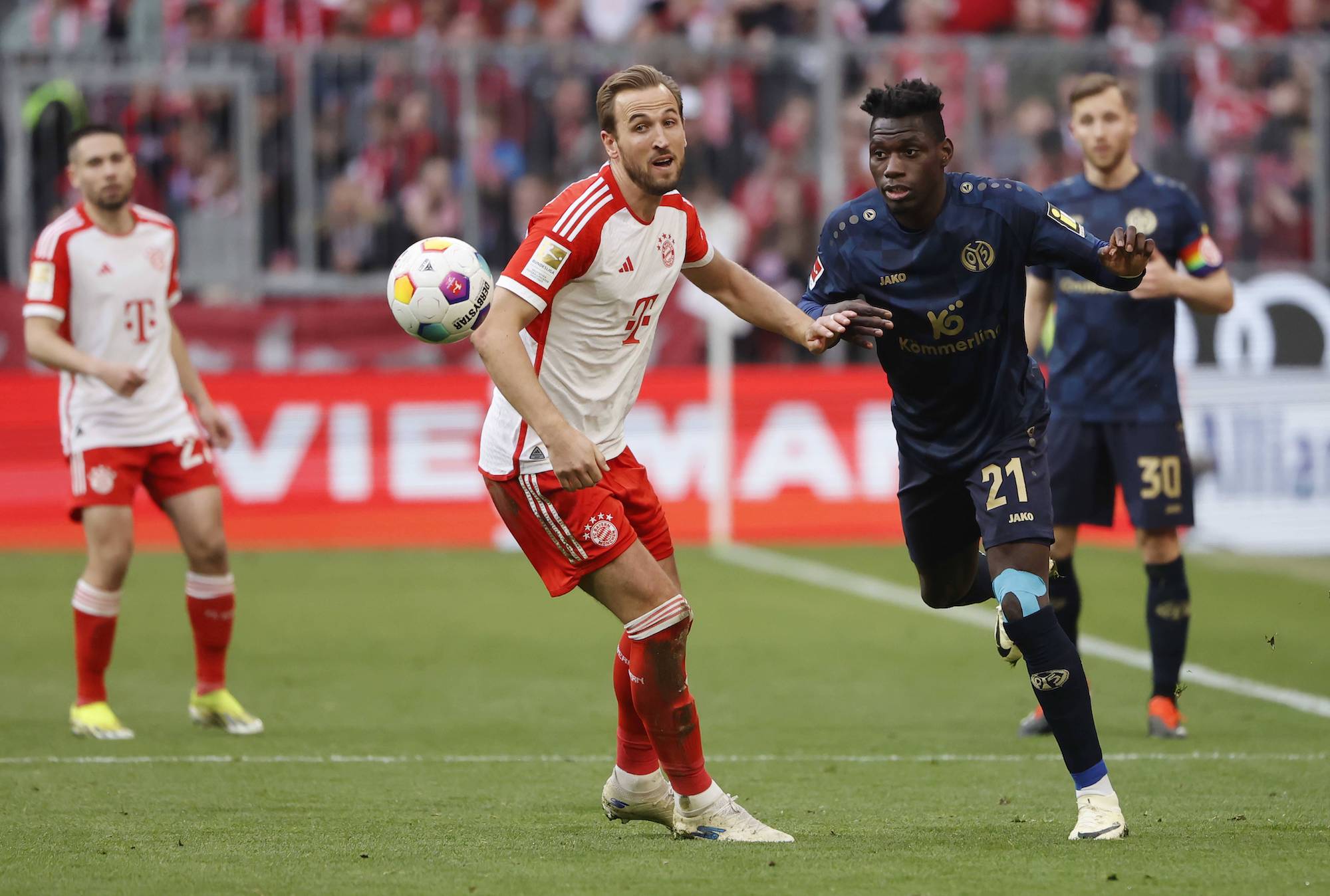 Harry Kane und Danny da Costa im Zweikampf