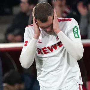 Luca Killian hält sich die Hände vor den Kopf.