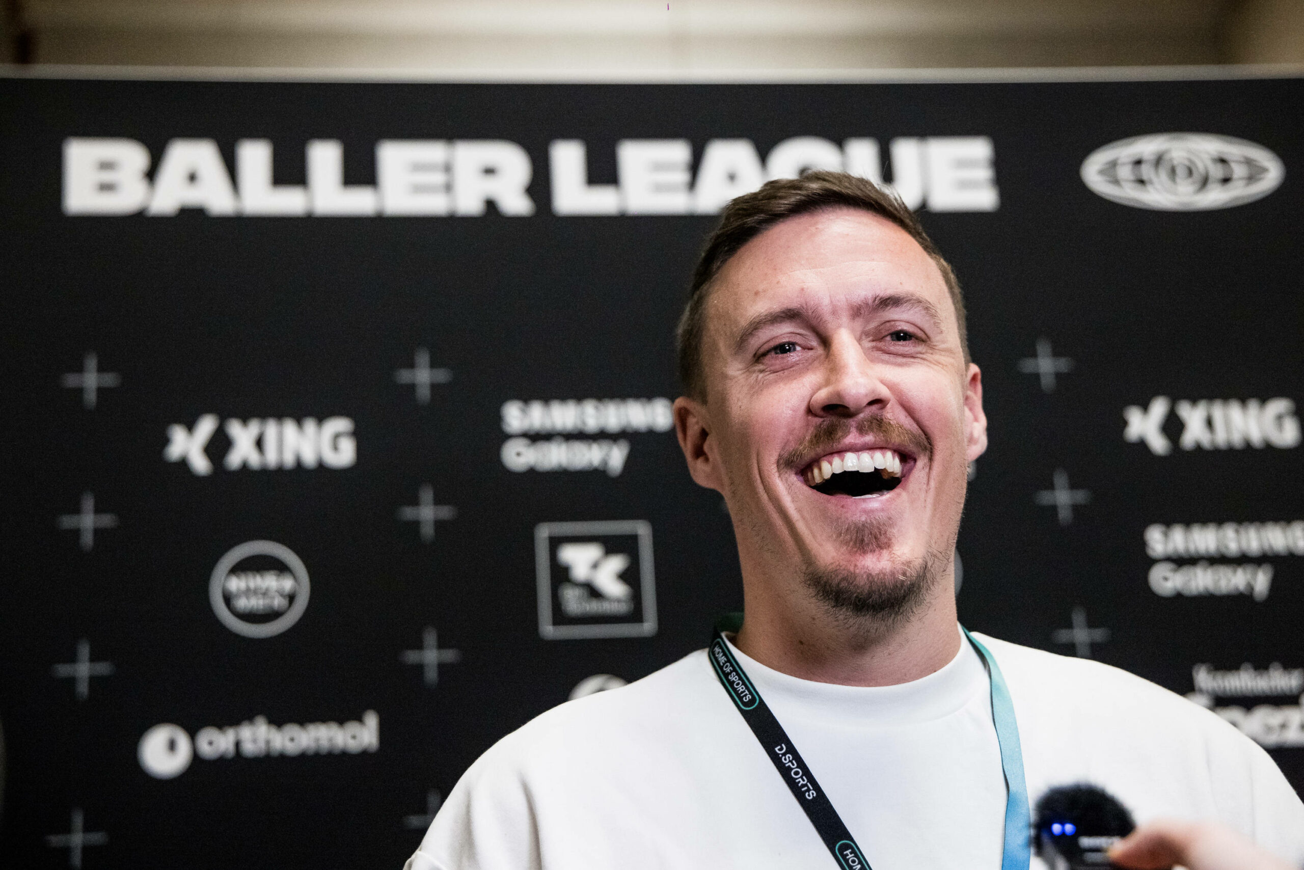 Max Kruse lacht