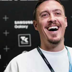 Max Kruse lacht
