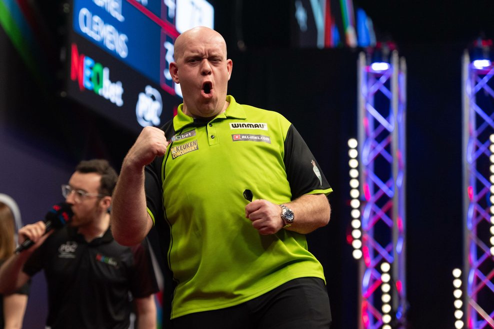 Michael van Gerwen jubelt auf der Darts-Bühne