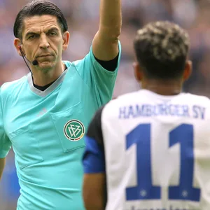 Schiedsrichter Deniz Aytekin zeigt Ransford Königsdörffer die Gelbe Karte.