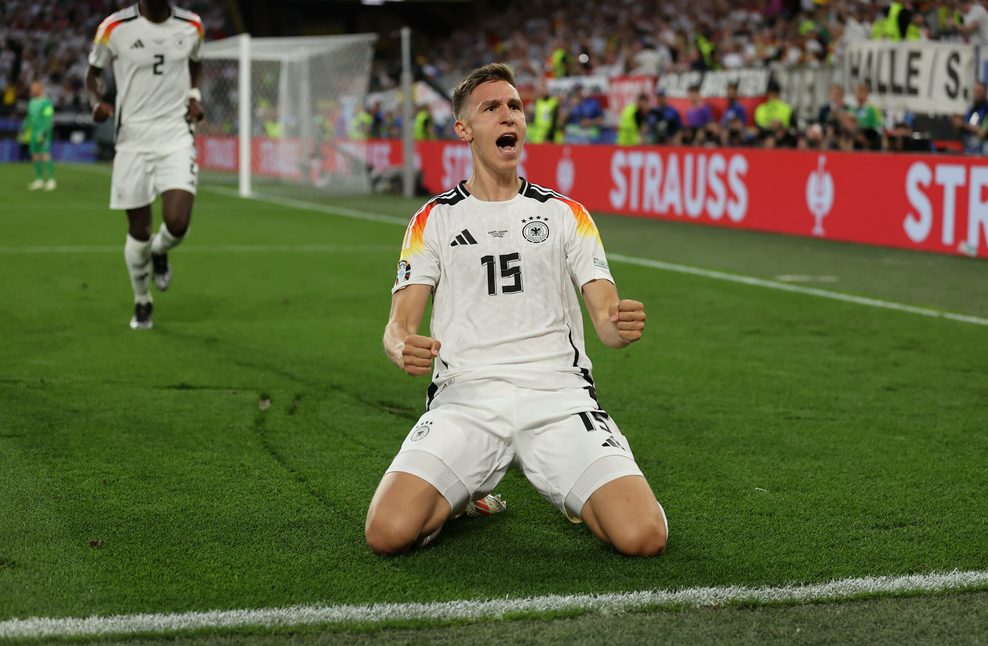 Nico Schlotterbeck jubelt im DFB-Trikot