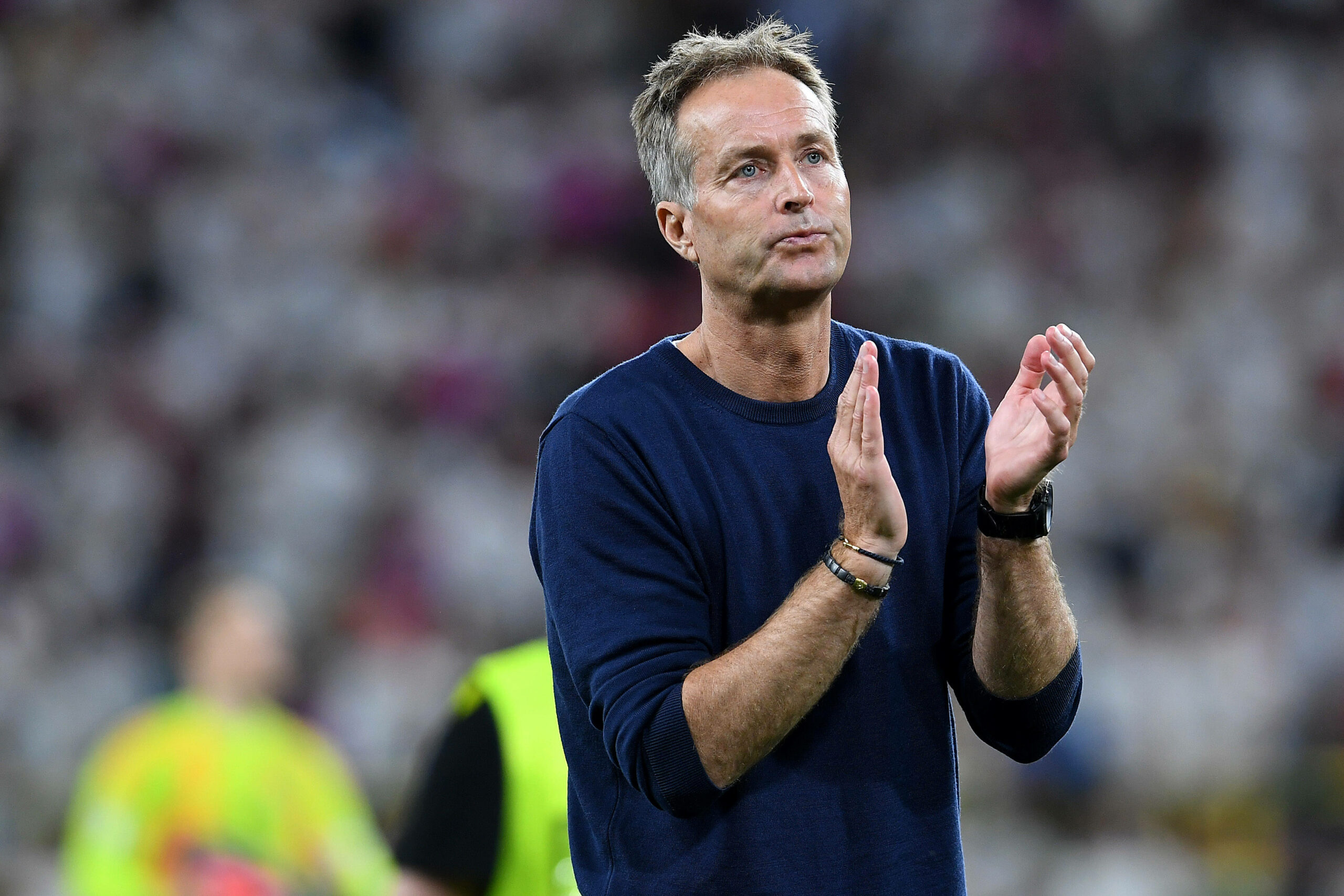 Kasper Hjulmand klatschend auf dem Spielfeld.