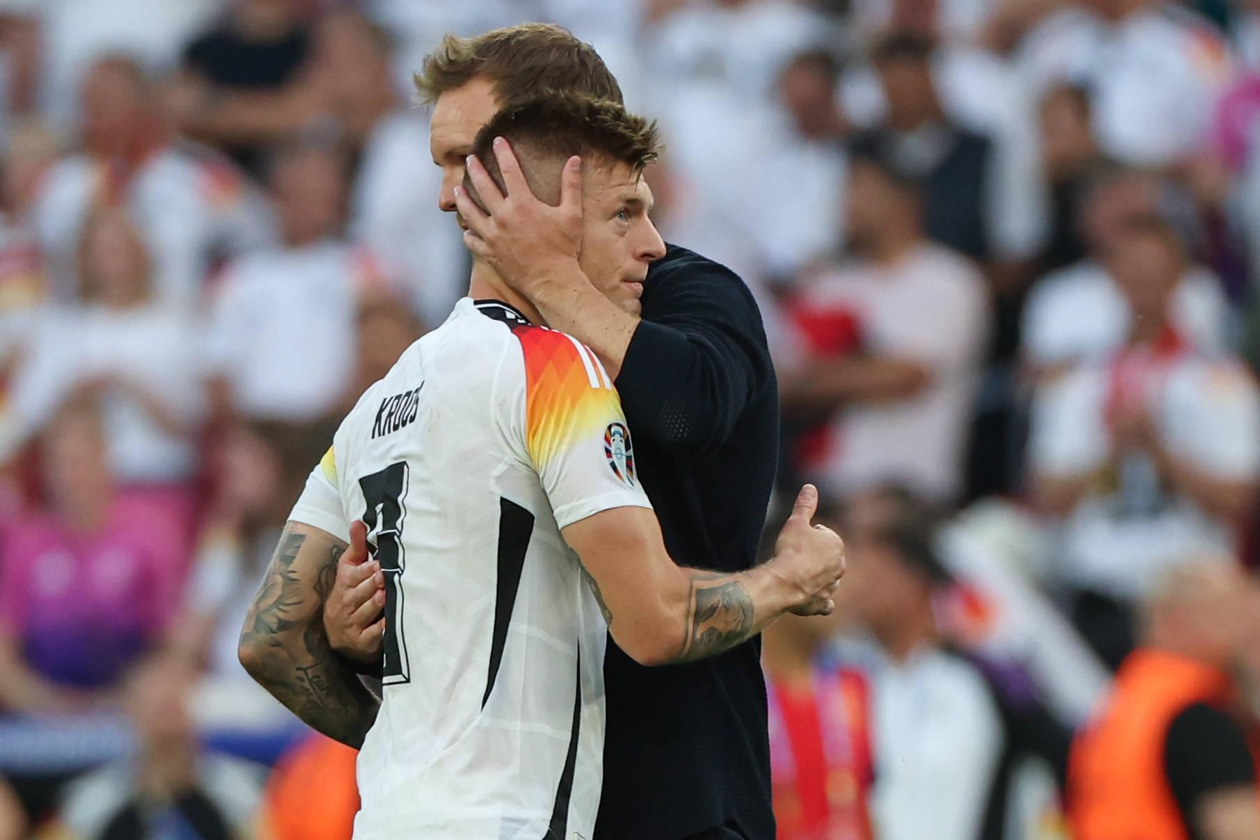 Toni Kroos im Arm von Julian Nagelsmann.