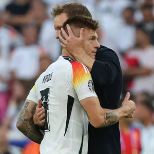 Toni Kroos im Arm von Julian Nagelsmann.